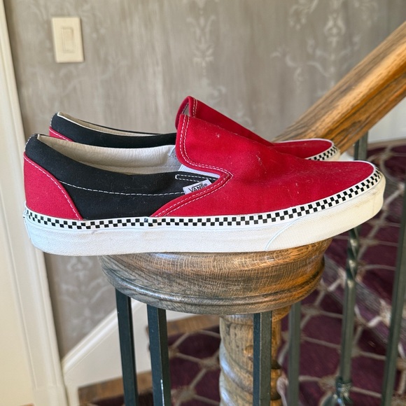 VANS men’s black and red checkerboard print shoe excellent condition size 10 - Picture 2 of 9